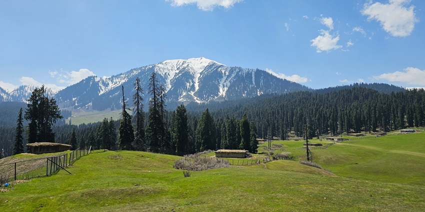 Doodhpathri is one of the top places to visit near Kashmir as it is covered in snow