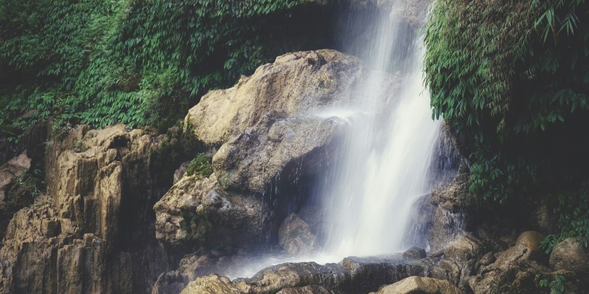 An idyllic view of the Doodhpathri Waterfall, one of the top places to visit in Doodhpathri.