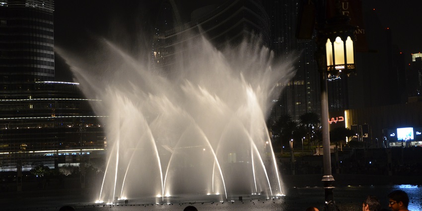 Enjoy amazing synchronised musical performances through spectacular light effects here.