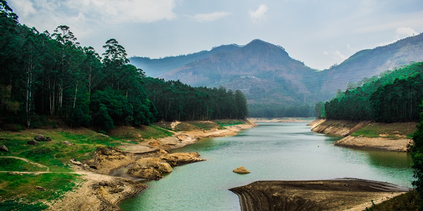 A mesmerising view of the echo point with a lake and lush greenery surrounding it.