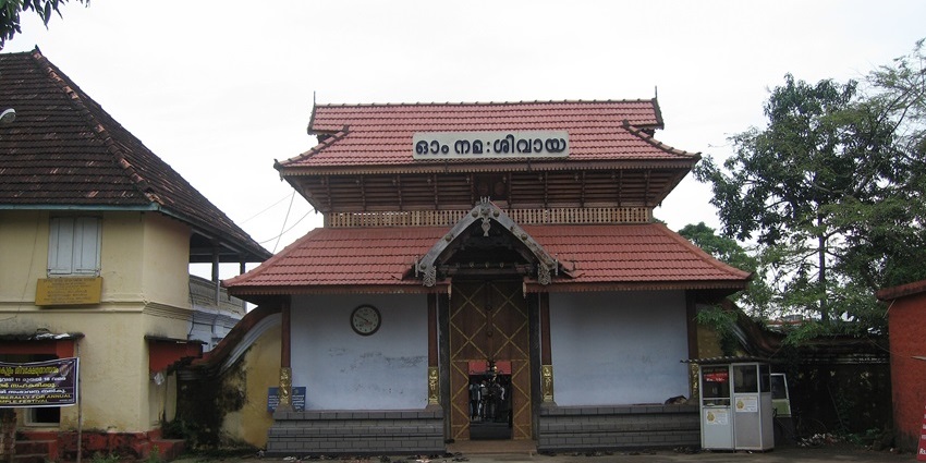 The main gate (gopuram) at the west entrance of Ernakulathappan Temple
