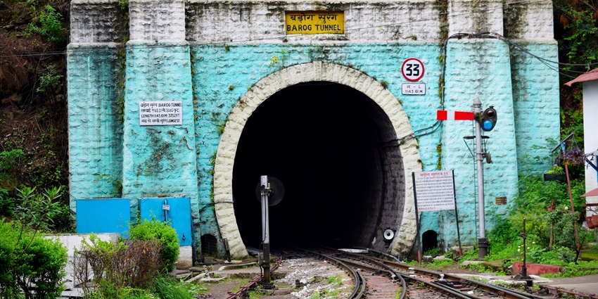 One of the most scary things to do in Barog is exploring this haunted tunnel