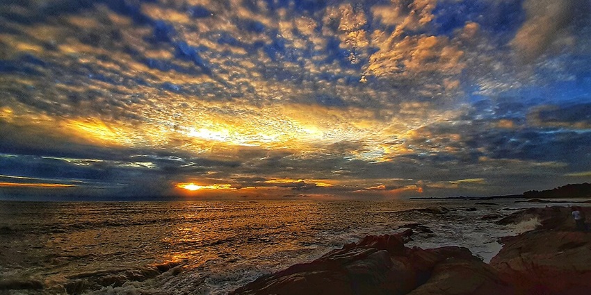 Explore the Beautiful sunset under the horizon at Ezhara Beach in Kannur, Kerala