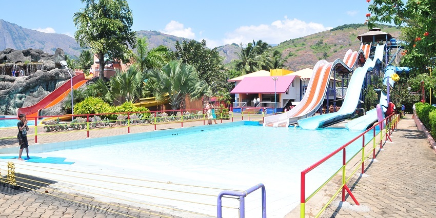 A thrilling water slide at Fantasy Fark