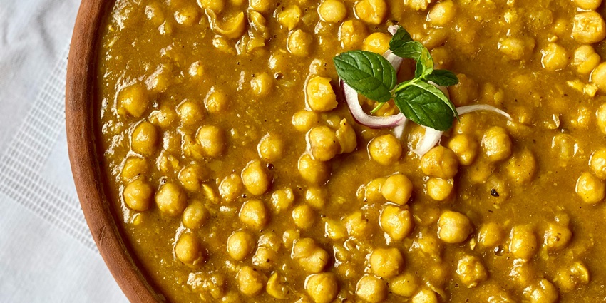Delicious chickpea curry - On the road to Amarnath temple devotees will find food options