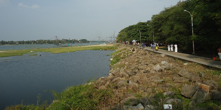 View of Fort Kochi Beach with gentle waves, sandy shore, and people strolling around–beaches near munnar