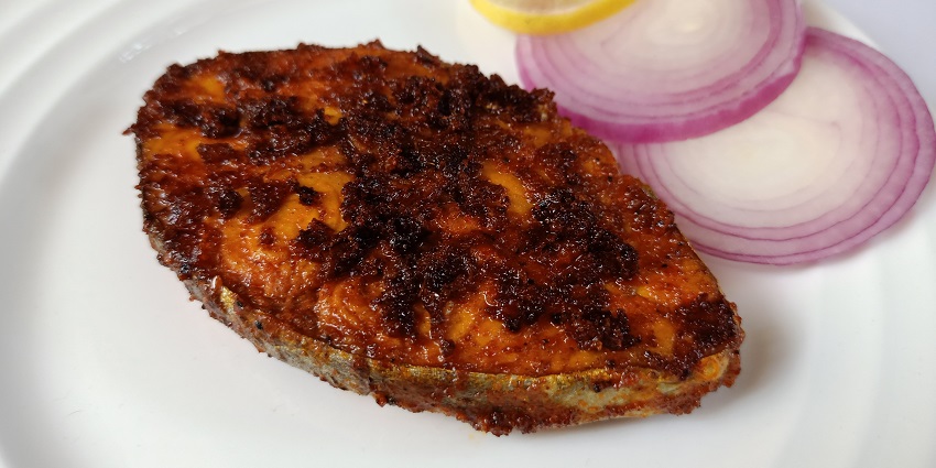 There are many restaurants near the Pazhayangadi Mosque to soothe your hunger pangs.