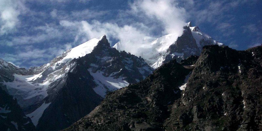 Friendship Peak is one of the best tourist attractions near Manali to enjoy adventure.