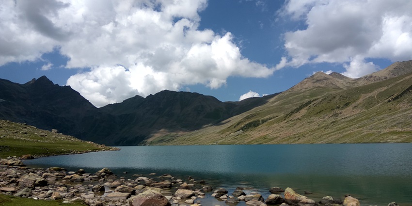 A stunning view of the Gadsar lake in Sonmarg surrounded by mountains on all sides.
