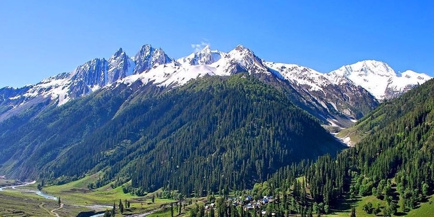 One of the best places to visit in Sonmarg is the Gangabal Trek serving a perfect view.