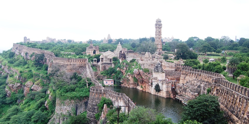 A reservoir located at the biggest fort in India