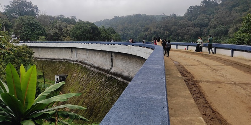 Image of Gavi Dam where tourist are exploring around - one of the best places to visit in Gavi