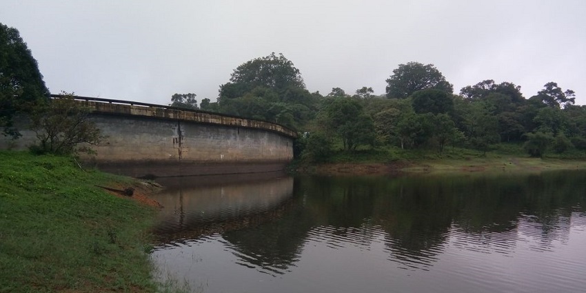 Gavi Dam: Serene water body surrounded by lush greenery and scenic hills in Kollam