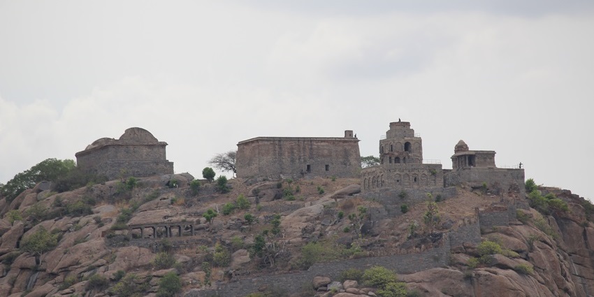 A panoramic view of a historical fort in Tamil Nadu, perched on top of a scenic mountain
