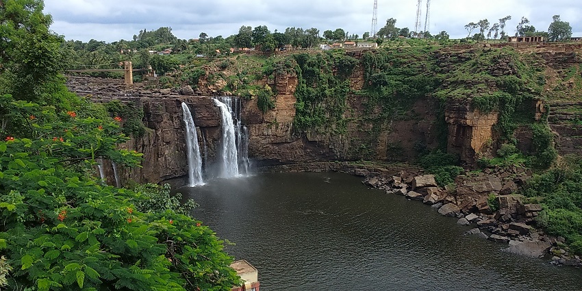 Catch the majestic scenery surrounding the glistening streams of the waterfalls in Kerala