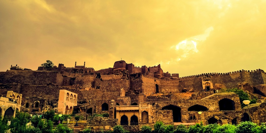 Enjoy the architecture and ravishing hues of sunset from the top of popular forts in India