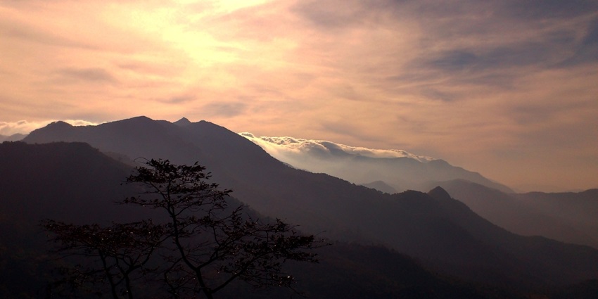 The view of sunrise from Golden Valley, one of the places to visit in Ponmudi, Kerala.