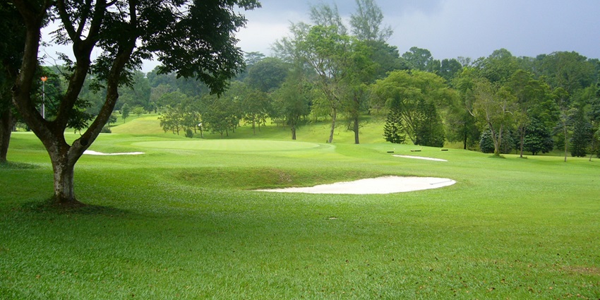 Gulmarg Golf Course in Kashmir is a haven for golfers for all experience levels.