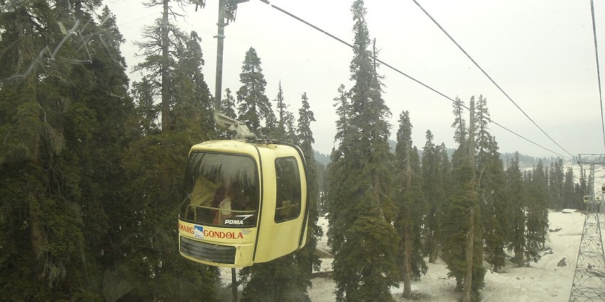 A gondola spot and a cable car going, must-visit in places to visit in Gulmarg in December