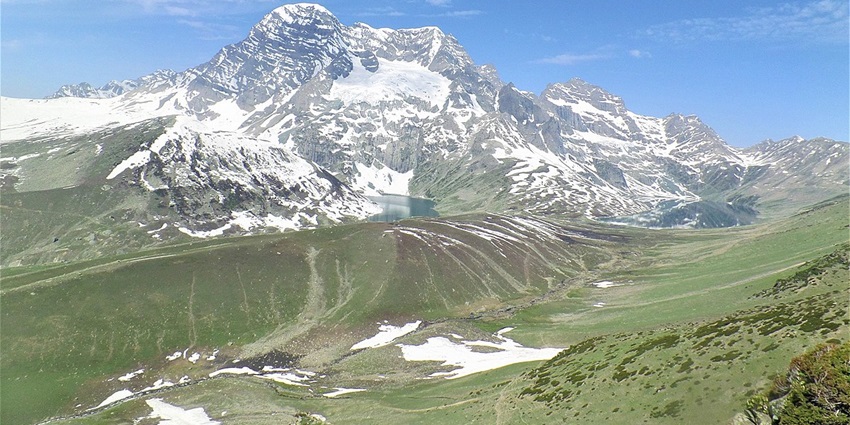 One of the popular routes for trekking in Kashmir is the Great Lakes trek amid Himalayas.