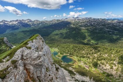 Lush green mountains with hiking trails can be discovered in Kazinag National Park.