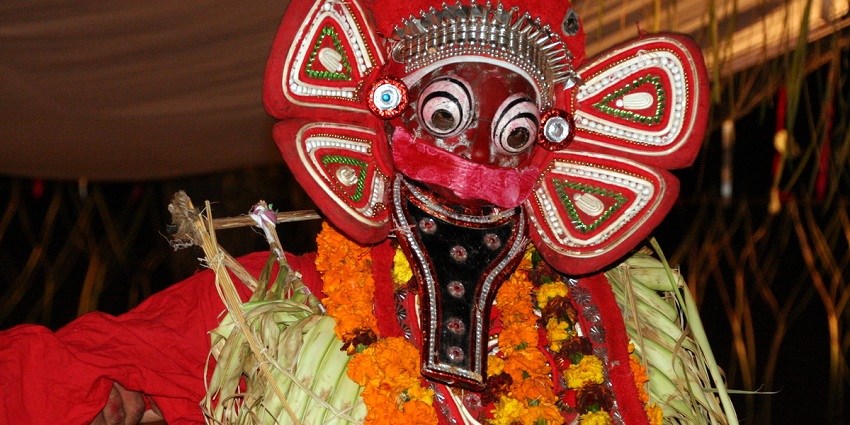 Various traditional dance performances such as kathakali are down inside the temple