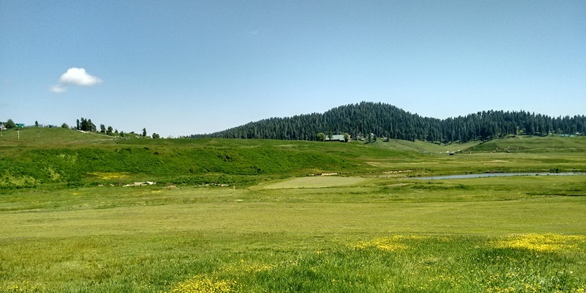 A view of Gulmarg Golf Course, one of the top places to visit in Gulmarg in December.