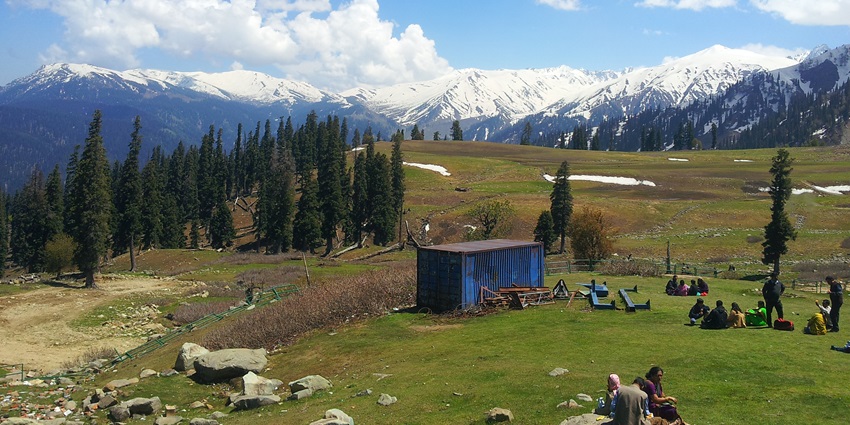 Experience the high-rise mountains and lush greenery of Gulmarg, the real paradise.