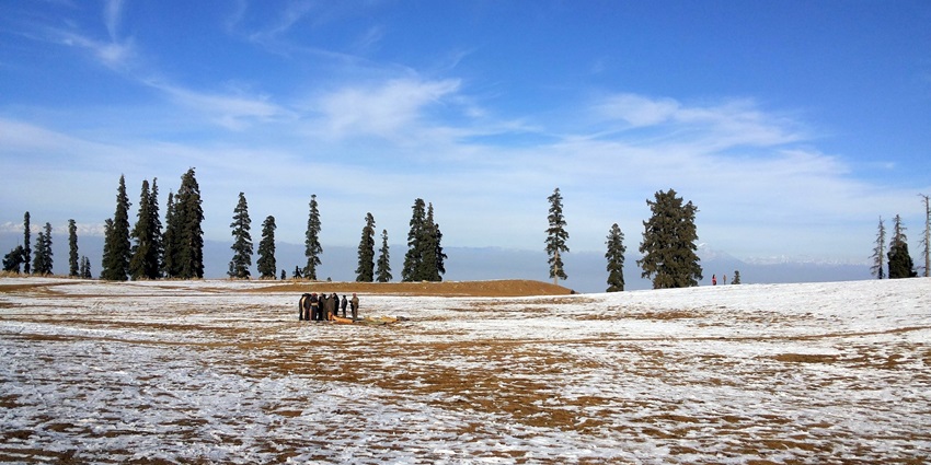 Gondola Ride at Gulmarg is one of the best things to do in Kashmir in December.