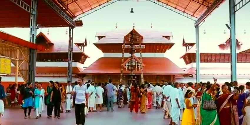 A view of the famous Guruvayur Sri Krishna Temple with a lot of devotees.