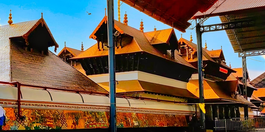 Guruvayoor Temple, near the Vallathol Museum, is a highly revered temple for the Hindus.