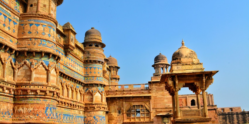 Get amazed by the stunning architecture and grandeur of the historical forts in India