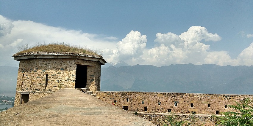 This Durrani era fort is famous for its sunset views and short trek in Srinagar
