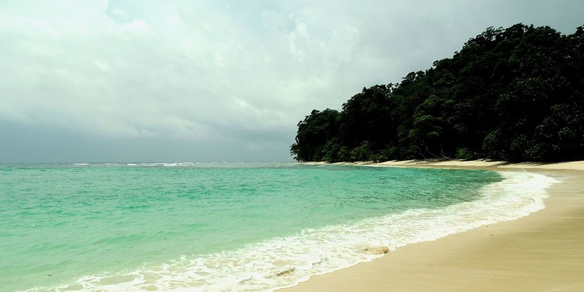 Neil’s Cove is within walking distance from this beach, located near Havelock Island.