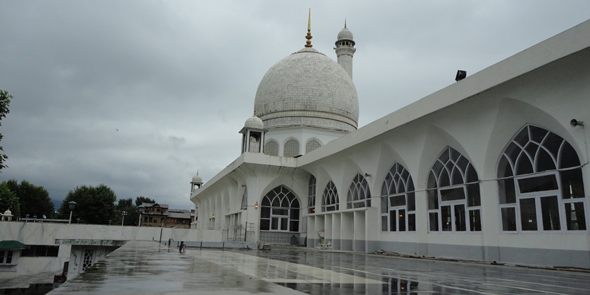 One of the most well-liked locations in Srinagar to visit in December is Hazratbal Masjid.
