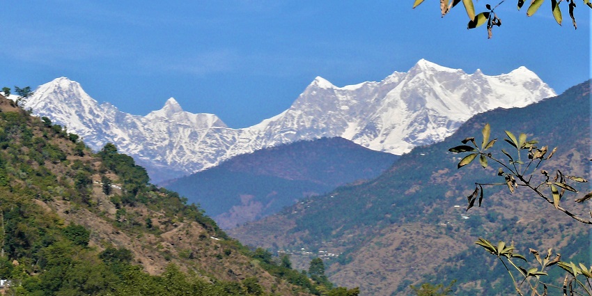 Picturesque view of Himalayas mountains covered in snow and lush greenery - explore Shimla