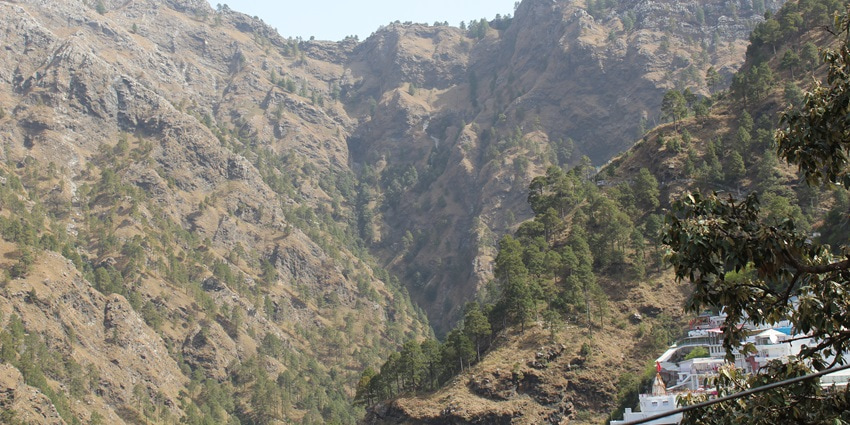 A picture of the scenic mountains in Jammu near the holy Vaishno Devi shrine