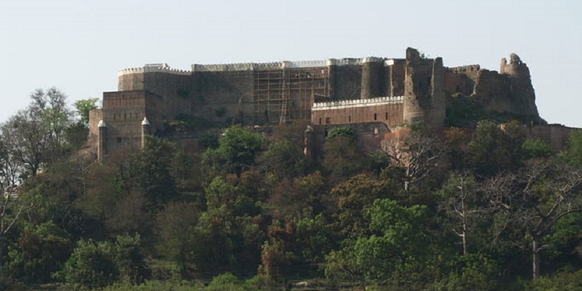 Explore the ruins of the historical Hiranagar Fort, one of the significant forts in Jammu.