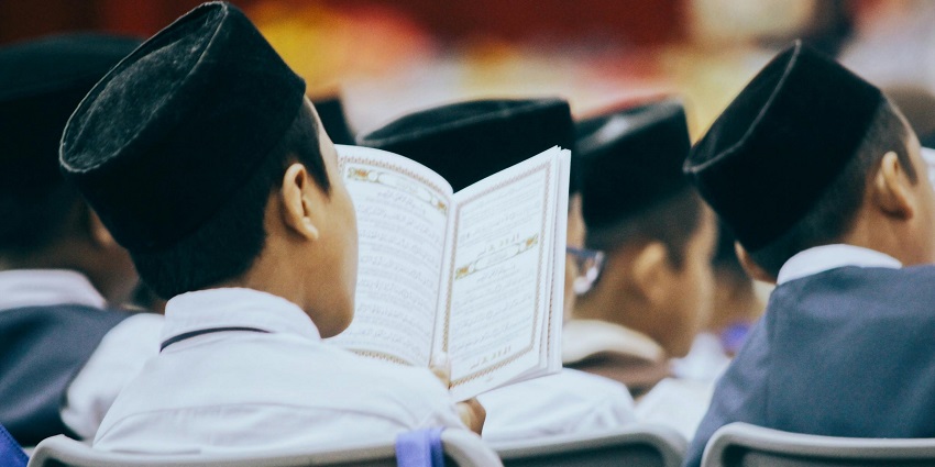 Sitting and offering prayers at a mosque