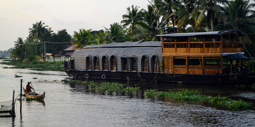 Houseboat stays are one of the most enchanting things to do to enjoy Alleppey Nightlife.