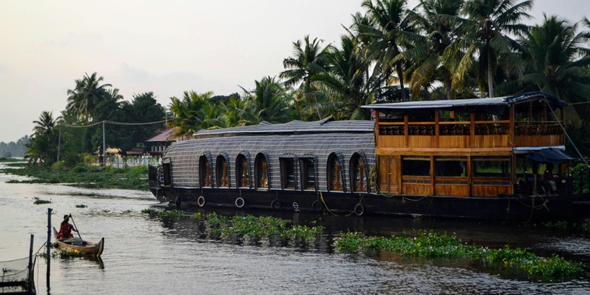 A houseboat stay in Alleppey is one of the best places to enjoy the Kerala nightlife.