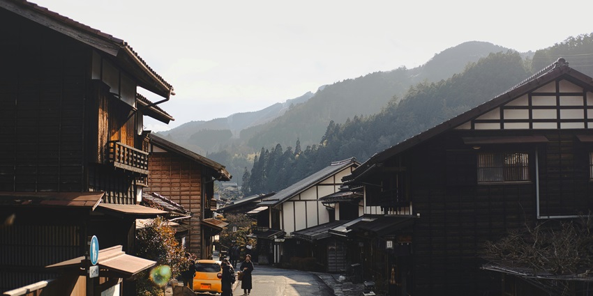 Several homestays and a few hotels are available outside the Kazinag National Park.