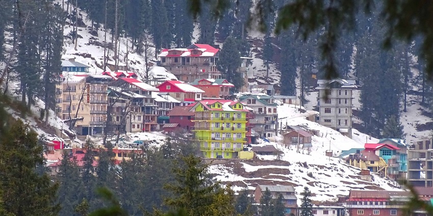 Snow covered hills of Narkanda, a perfect place to visit in Himachal in June for a summer retreat