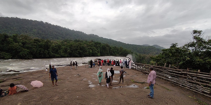 You can reach Thusharagiri Waterfalls either by road or by air at your convenience.