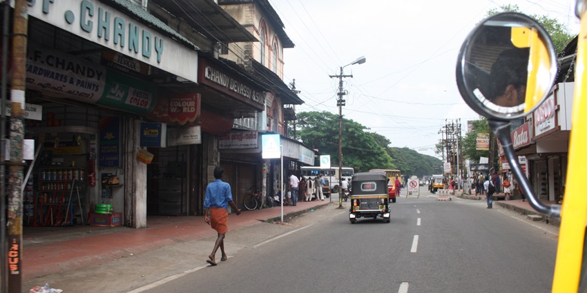 A photograph taken from an auto of a lively market with people of Thrissur in Kerala.