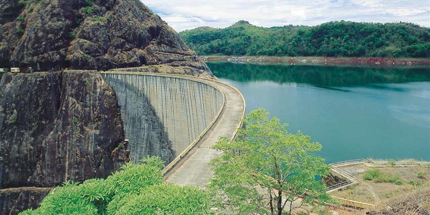 Idukki arch dam is one of the most scenic places to visit in Kerala in December