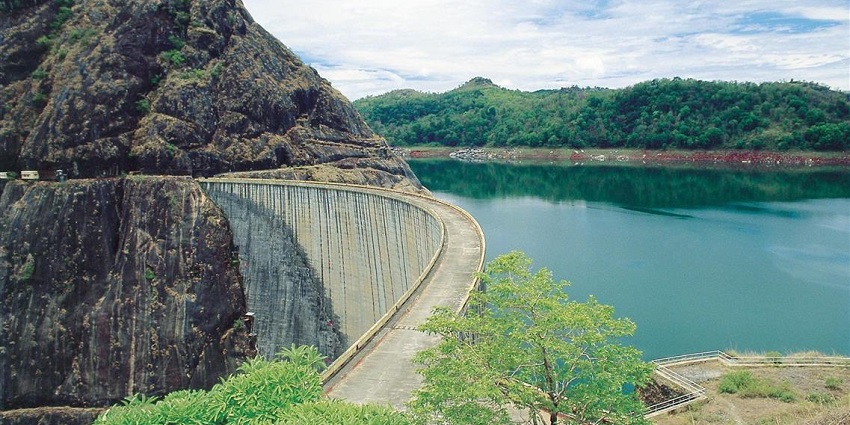 The famous Idduki Arch Dam offering panoramic views of the river and lush forest around