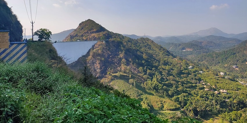Hypnotic view of Idukki Arch Dam - A must see palaces nearby Njandirukki waterfalls