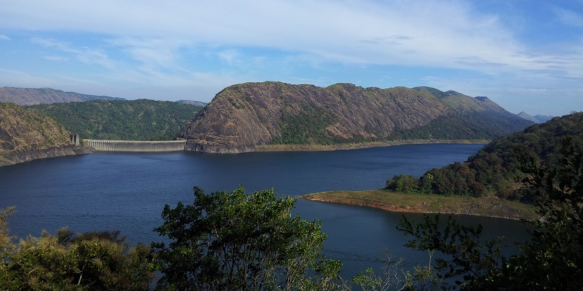 Grab a chance to witness sea animals while exploring the Idukki Dam near Vagamon.