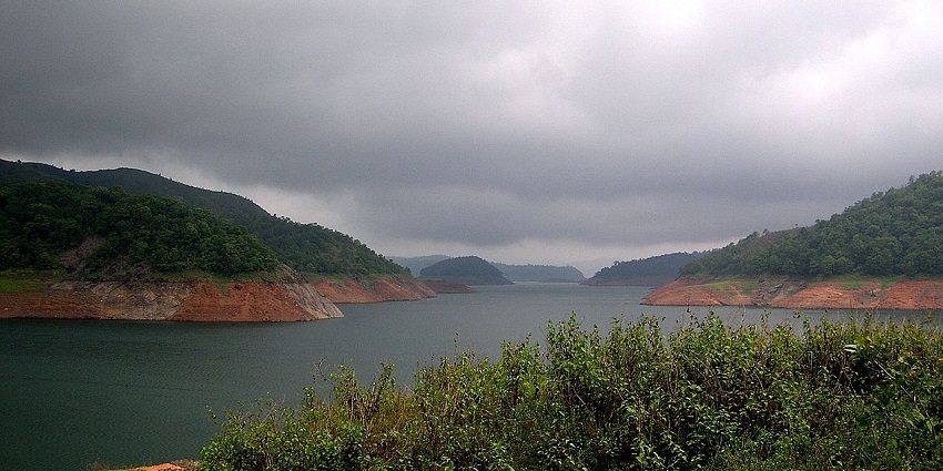 Serene sight of Idukki reservoir- best engineering marvel out of the hill stations in Kerala